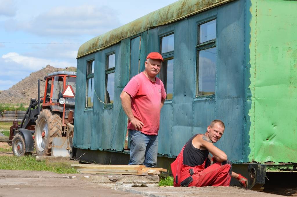 Tehniskā sporta kluba “Smiltene” valdes priekšsēdētājs Vairis Tralla (no kreisās) kopā ar Andri Mūrmani, liekot zem vecā vagoniņa baļķus, pašu spēkiem to pārvieto uz citu vietu. Šie sporta kompleksā nav vienīgie plānotie darbi.  
Autors: SANTA SINKA