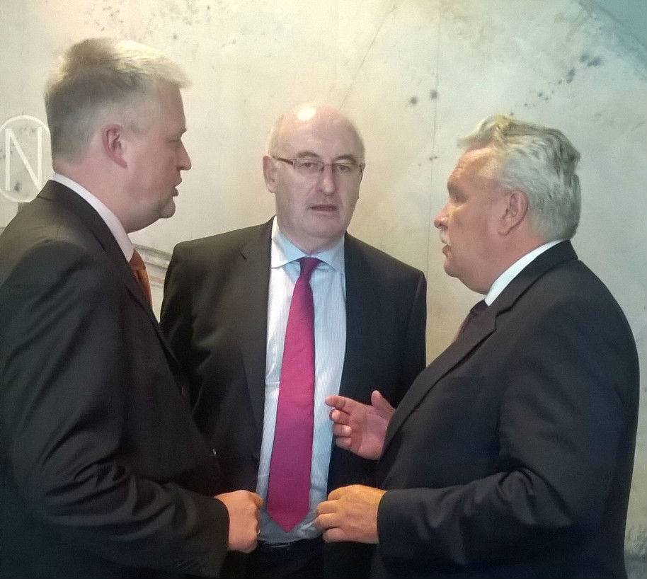 Zemkopības ministrijas nozares padomnieks Aivars Lapiņš, ES lauksaimniecības un lauku attīstības komisārs Fils Hogans un zemkopības ministrs Jānis Dūklavs diskutē par atbalstu Latvijas piensaimniekiem.
