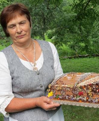 Trešo vietu ieguva smilteniete Inese Bediķe ar torti “Muižas gardumu lāde”.  
Autors: BIEDRĪBA “SIERA KLUBS”