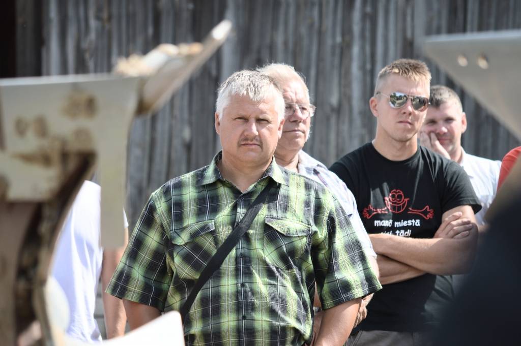 Lauksaimnieki ieradušies Blomes pagastā, lai uzzinātu, kā veikt kvalitatīvu arumu.  
Autors: SANTA SINKA