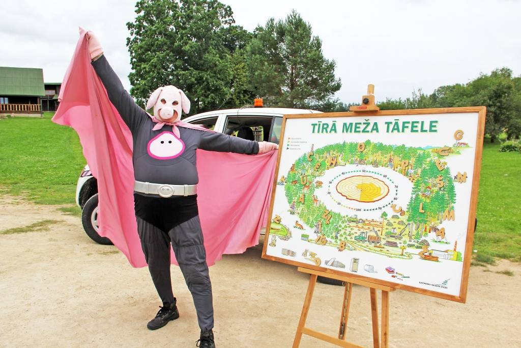 Lai aktualizētu mežu piesārņojumu problēmu, AS «Latvijas valsts meži« 2005. gadā sadarbībā ar Latvijas Vides aizsardzības fondu uzsāka sociālo kampaņu «Nemēslo mežā!«, par kuras galveno varoni kļuva Cūkmens. Vairāk kā 10 gadu laikā Cūkmens ir apciemojis lielāko daļu Latvijas skolu, katru gadu aktīvās atpūtas sezonas laikā viesojies neskaitāmās bērnu nometnēs un pasākumos, kā arī uzrunājis ikvienu Latvijas iedzīvotāju ar dažādu masu mediju starpniecību. 						                            
Autors: Agita Bērziņa