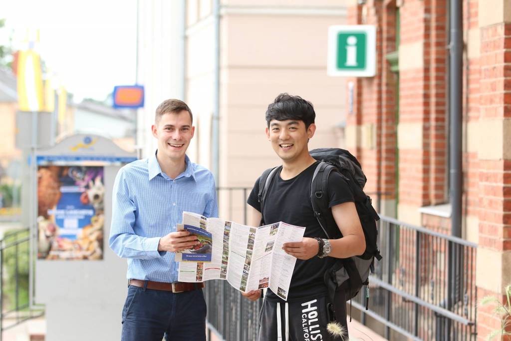Smiltenes novada Tūrisma informācijas centra jaunais vadītājs Modris Apsītis (no kreisās) stāsta, ka šis nav tikai ofisa darbs. Pagājušajā nedēļā Modris Smiltenē lapini uzņēma  Baekjū Čoi no Dienvidkorejas, kuru četru dienu garumā iepazīstināja ar pilsētas skaistākajām vietām un apskates objektiem.   
Autors: SANTA SINKA
