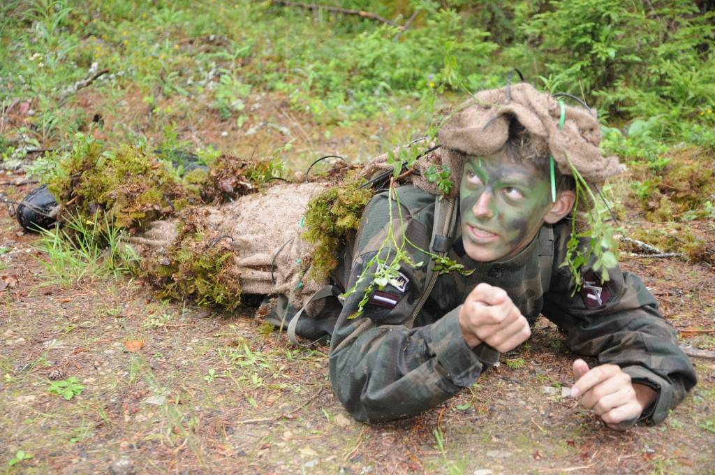 Jaunsargs Gunvaldis Leitens nemaz nevar būt slikts karavīrs, jo jau kopš mazotnes puisis virzīts militārajā jomā. Taču jaunais cilvēks pēc vidusskolas izvēlējies studēt jurisprudenci, nevis apgūt karavīra prasmes.  
Autors: INGA KARPOVA