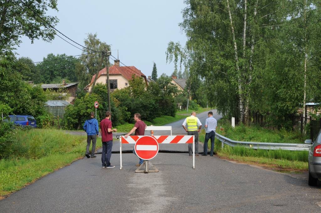 Naktī no svētdienas uz pirmdienu no lietusgāzēm Valkā visvairāk cietusi Blaumaņa iela. Netālu no pagrieziena uz Līvu ielu stipri plūstošais lietus ūdens pārrāvis caurteci, kā arī ir iegāzies asfalts. Vakar pirms pusdienas avārijas vietā rosījās Valkas novada domes darbinieki.
Autors: NGŪNA JOHANSONE