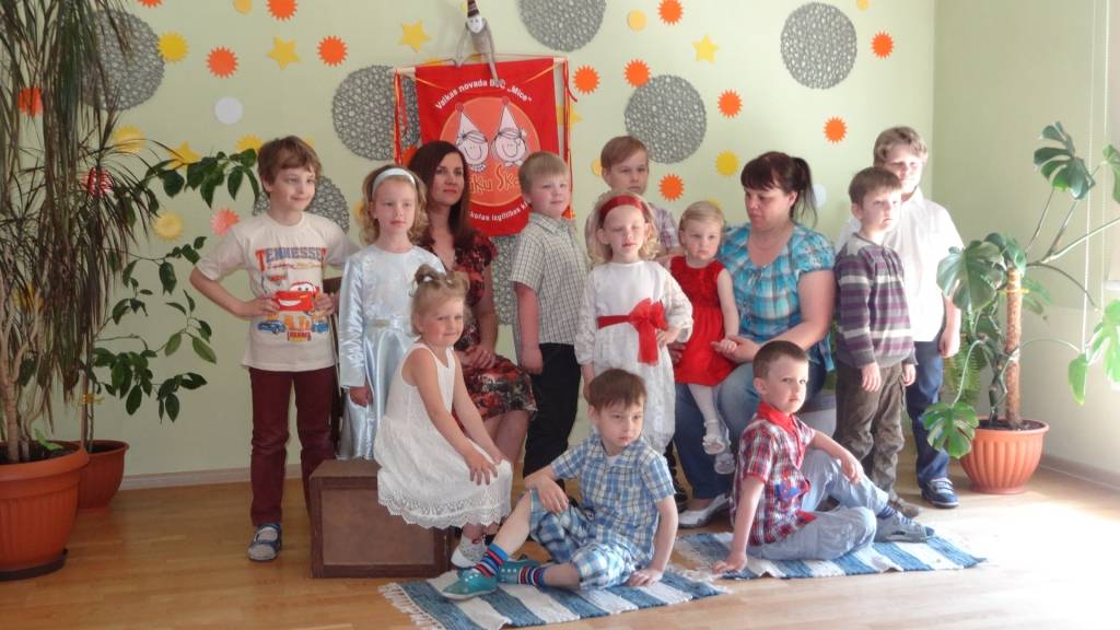 Valkas novada Bērnu un jauniešu centra “Mice” pirmsskolas izglītības kluba “Rūķu skola” audzēkņi kopā ar savu pirmsskolas izglītības skolotāju Egiju Beļakovu (attēlā no kreisās) un pedagoga palīdzi Sandru Āboliņu kopā izdzīvo aizrautīgus un interesantus brīžus.                            

Autors:   NO PERSONĪGĀ ARHĪVA  