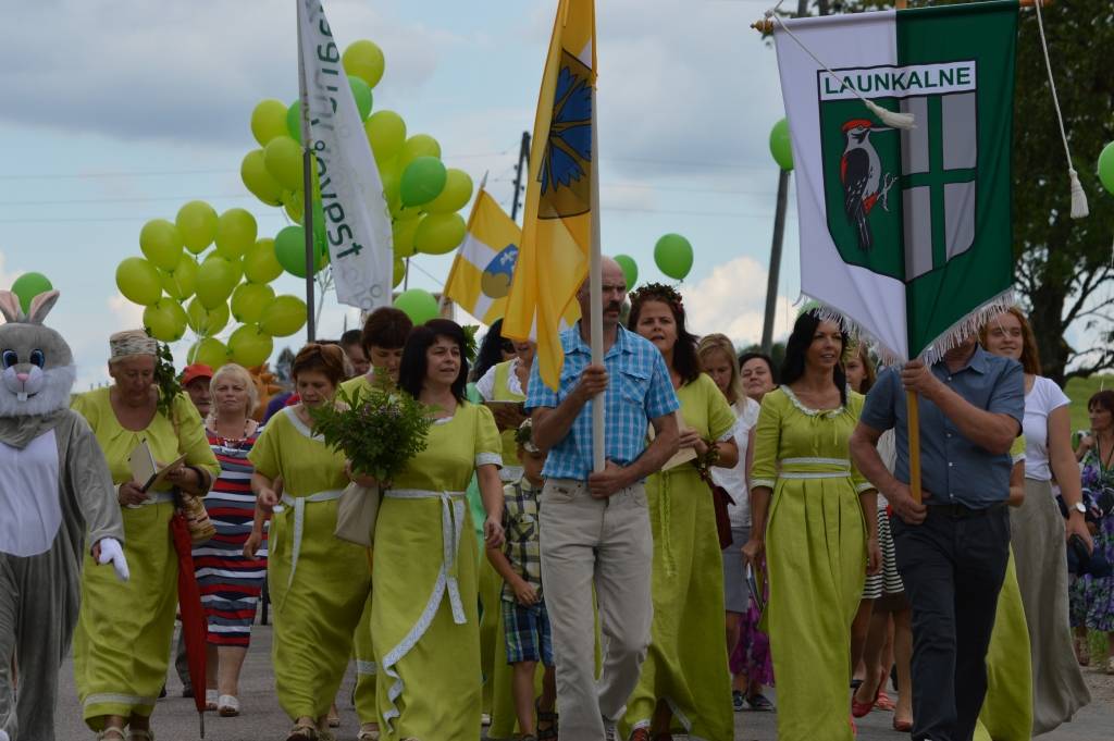 Būt lepniem par savu pilsētu, pagastu un novadu, kurā dzīvojam, – ar šādu  mudinājumu ik gadu notiek Smiltenes novada svētki. Šoreiz viesus uzņēma Launkalnes pagasta ļaudis, sarīkojot svētkus Launkalnes ciemā.                                                                                                                            
Autors:  SANDRA PĒTERSONE