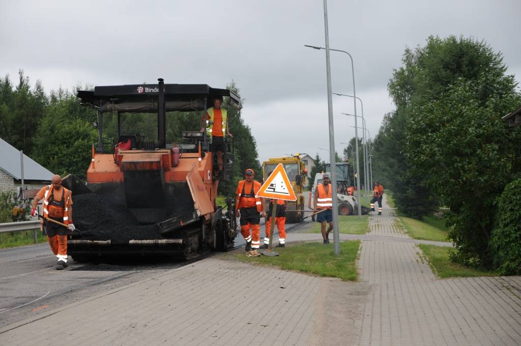 Aizvadītajā piektdienā Valkā ceļu būves uzņēmums “Binders” klāja  jaunu asfalta kārtu stratēģiski svarīgajā Raiņa un Zemgales ielas krustojumā, kuru pārsvarā noslogo tranzītmašīnas.                                                  
Autors:   INGA KARPOVA