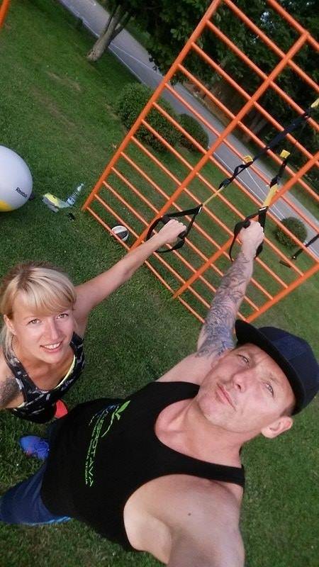 Valmierietis, Veselības sporta studijas treneris Kaspars Lācis sporto un iedvesmo to darīt citus. Kopā ar sievu Zani Lāci viņš ceturtdien vadīs bezmaksas nodarbību Smiltenē.                                          
Autors:  NO PERSONĪGĀ ARHĪVA