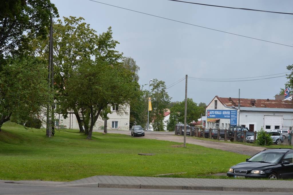 Šai teritorijai - zemei un divām ēkām, arī, kur atrodas  auto serviss -  Smiltenes centrā drīz mainīsies īpašnieki. Nekustamo īpašumu no privātpersonas nopirks Smiltenes novada dome ar mērķi izbūvēt automašīnu stāvlaukumu.                                                                                                      
Autors:  SANDRA PĒTERSONE