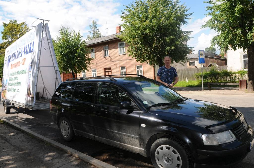 Pirms sestdien Valkas brīvdabas estrādē notiekošajiem melodiskās mūzikas svētkiem “Vilciens Rīga - Valka”  pilsētas kultūras nama vadītājs Māris Žigats vakar ar reklāmas plakātu braukāja pa Valku un Smilteni. 

Autors:  INGA KARPOVA 