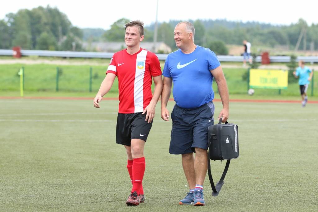 Futbolists Elvis Teremko (no kreisās) un individuālās sagatavotības treneris darbā ar perspektīviem futbolistiem Oskars Mucenieks ar pozitīvu attieksmi pamet laukumu.
