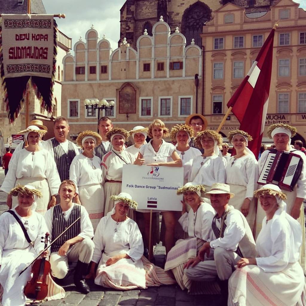Valkas pilsētas kultūras nama folkloras deju kopa “Sudmaliņas” folkloras dienās Prāgā iemantoja skatītāju un pārējo dalībnieku mīlestību ar savu dabiskumu un pozitīvismu.                                                   
Autors:  NO PERSONĪGĀ ARHĪVA