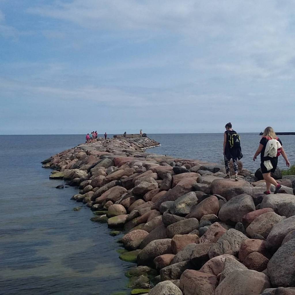 Katru dienu zaļās ekspedīcijas “Mana jūra” jaunāko dalībnieku no Valkas iešanas temps bija ātrāks nekā pieaugušajiem. Šis fotomirklis fiksēts jūras krastā pie Rojas.                                                                  
Autors:  NO PERSONĪGĀ ARHĪVA