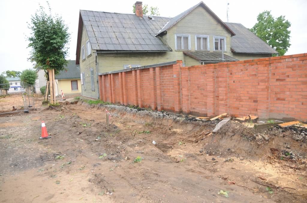 Kļavas, kura katrā gadalaikā ar savām pārvērtībām priecēja Viestura ielas 3. daudzdzīvokļa nama iemītniekus, nociršana valcēniešos radījusi sajūtu, ka pirmajā vietā tiek izvirzīti merkantili mērķi, nevis pilsētas skaistums un iedzīvotāju labsajūta.                                                                                                                                                               
Autors:   INGA KARPOVA