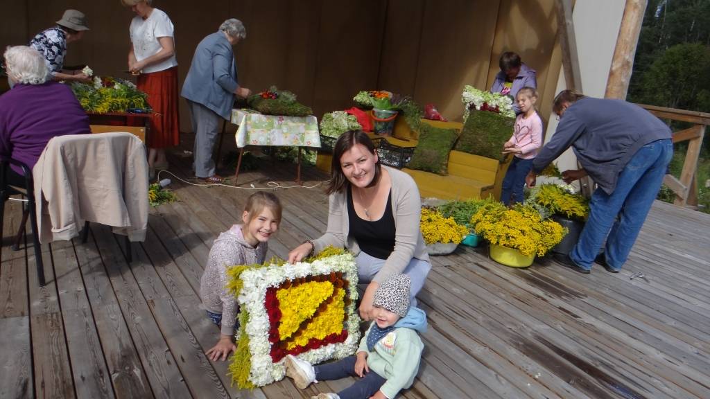 Kamēr citi spilveni vēl top, Zane Tobīsa ar meitām Emīliju un Eniju jau atrāda savu veikumu.                                                                 
Autors:  Sandra Pilskalne