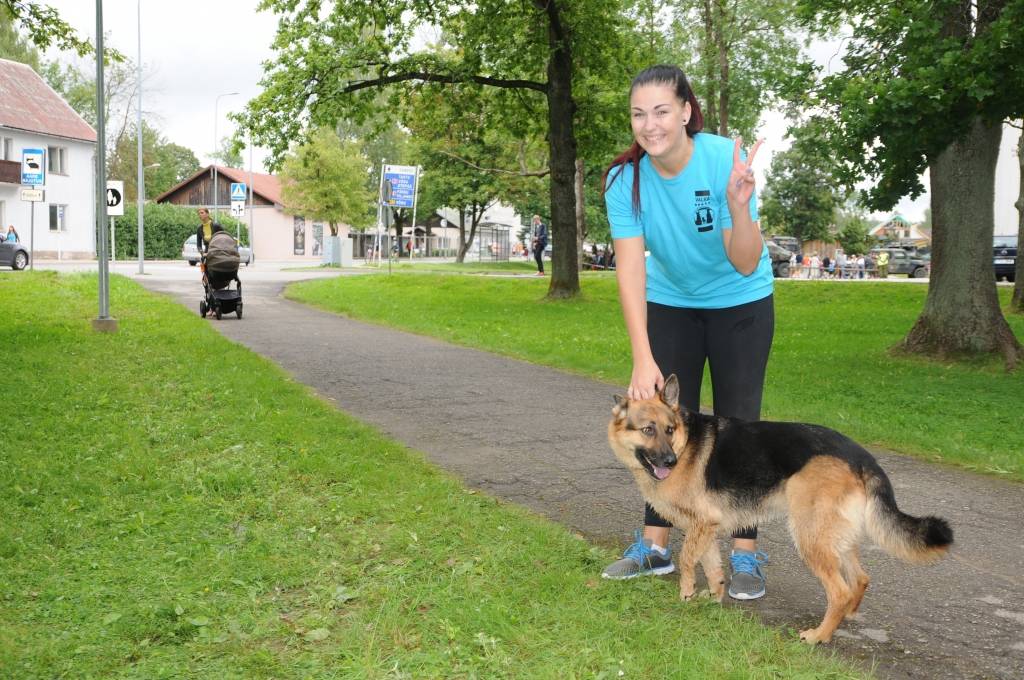 Valcēniete Violeta Murina kopā ar savu mīluli Šeilu var priecāties, jo sacensībās Valmierā izcīnīta pirmā godalga.                                     
Autors:   INGA KARPOVA