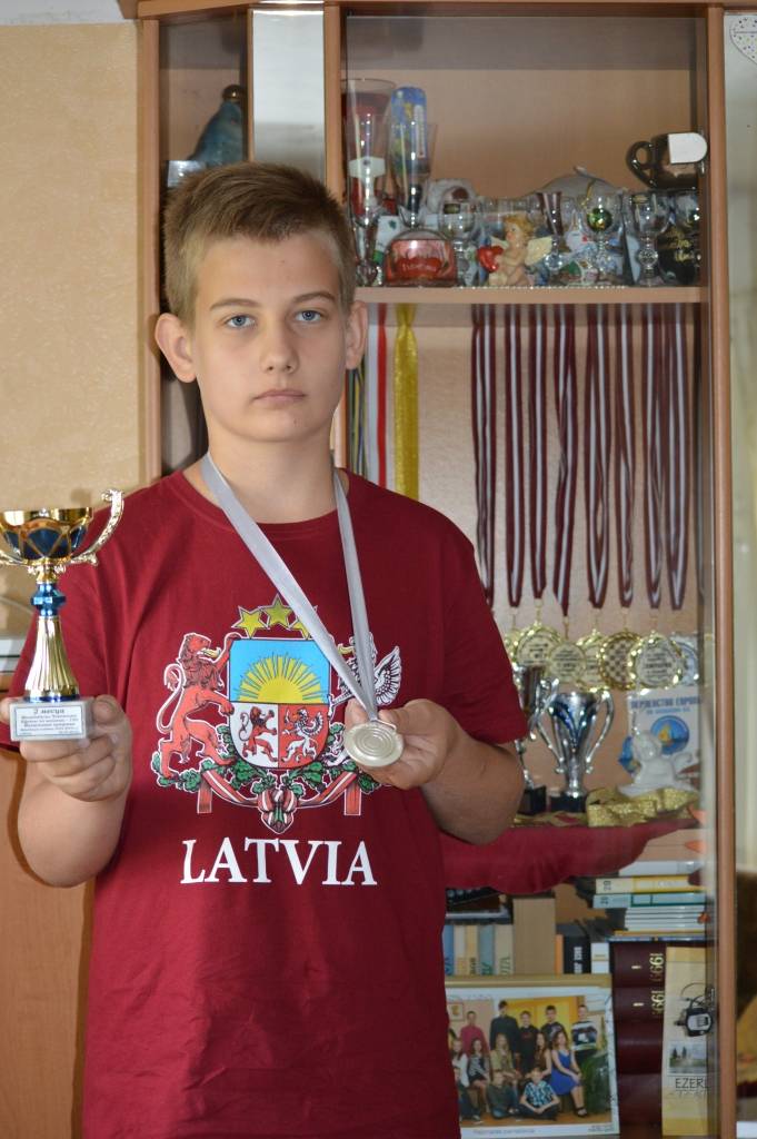 12 gadus vecajam palsmanietim Kristeram Lapiņam drīz vajadzēs jaunu trofeju skapi, kur salikt dambretē izcīnītās medaļas un kausus. Šīs godalgas, ko rokās tur Kristers, ir par otro vietu Eiropas čempionātā. 

Autors: FOTO: SANDRA PĒTERSONE 