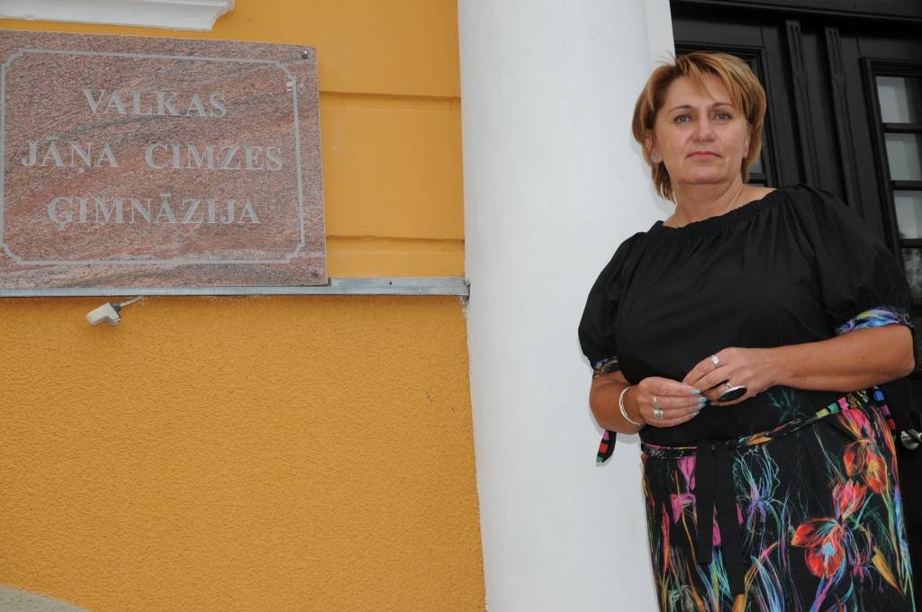 Otrdien Valkas J. Cimzes ģimnāzijas direktore Lilita Kreicberga pirmo reizi fotografējās pie granīta plāksnes ar jauno ģimnāzijas nosaukumu, kura tikko piestiprināta skolas ēkai Raiņa ielā 28a. Tāda pati norāde būs arī pie ģimnāzijas ēkas Ausekļa ielā 5.                                                                  
Autors:   INGA KARPOVA