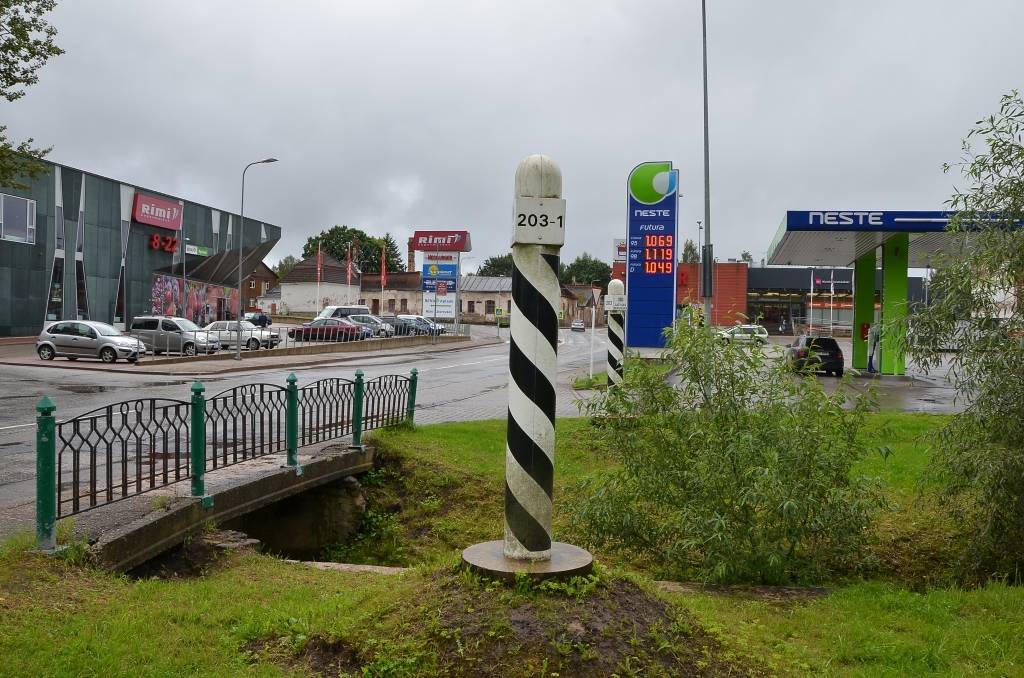 Valka Latvijā un Valga Igaunijā faktiski ir viena pilsēta, kur valstu robeža ir grūti pamanāma. Taču likumdošana un citi noteikumi, pēc kādiem cilvēki dzīvo vienpus un otrpus robežai, atšķiras, kā rezultātā ne viens vien valcēnietis izvēlas iegūt Igaunijas pierakstu.                                                                                                                                                                       
Autors:  ROBERTS JOHANSONS
