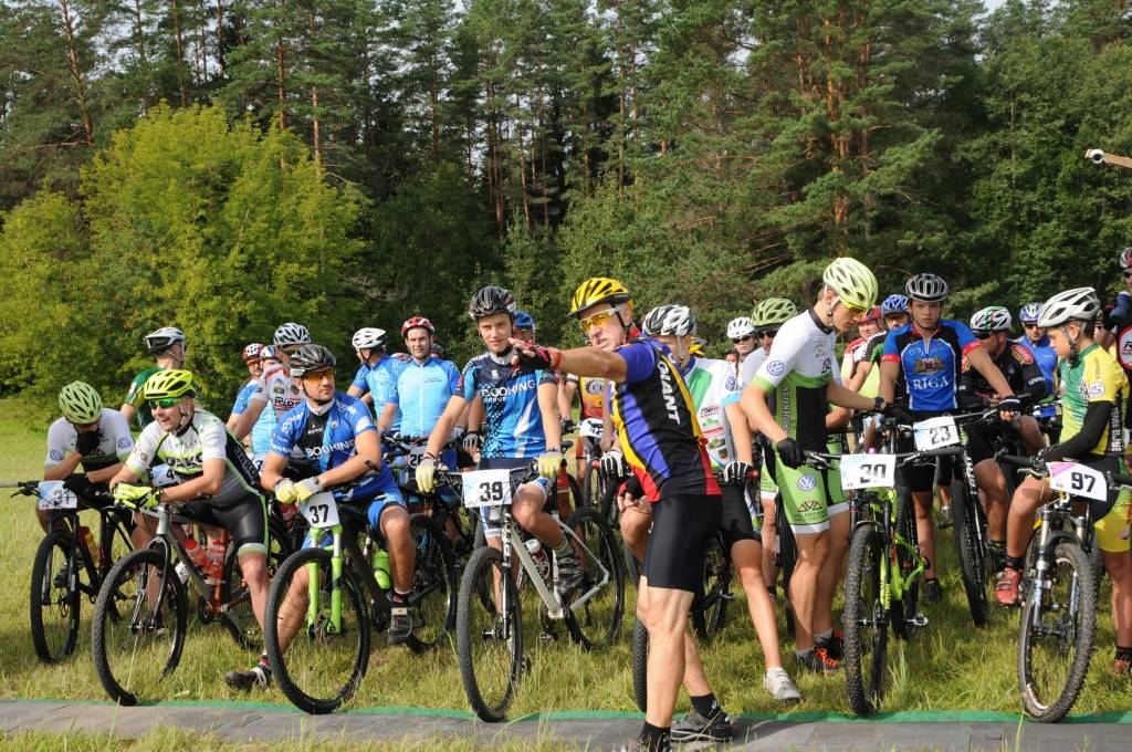 Valkas sporta veterāns un igauņu valodas zinātājs Agris Knope riteņbraucēju grupai no Igaunijas skaidro, kā pareizi izbraukt distances sākumposmu.                                                            
                                                                                                                                                                                                                                                            
Autors:  INGA KARPOVA