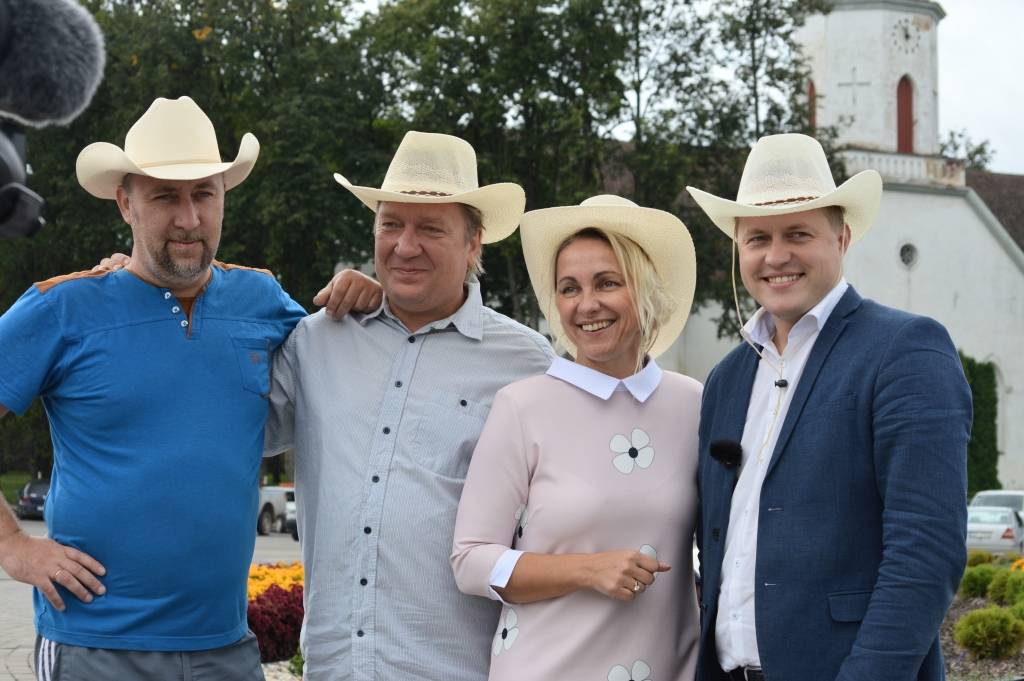 “Šis ir mūsu laiks, mūsu Smiltene, mūsu notikumi un cilvēki! Lai paliek mūsu pēdas nospiedums smiltīs – vēstures avotos!” vēsturiskajā zibakcijā “Kantri radies Smiltenē” jeb grupas “Apvedceļš” videoklipa filmēšanā visus smilteniešus aicina piedalīties grupas solists Jānis Krūmiņš (no kreisās), videoklipa režisors Igors Linga, Smiltenes novada Kultūras pārvaldes vadītāja Pārsla Jansone un novada mērs Gints Kukainis.                                 
Autors:  SANTA SINKA