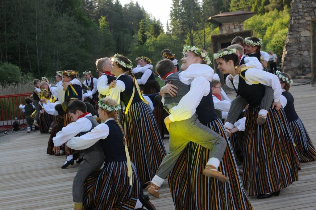 Viens no šogad Valkas novadā sarīkotajiem kultūras pasākumiem bija lielkoncerts “Uzrausim danci Valkā!”, kurā  uzstājās ne tikai dejotāji no Valkas, bet arī no Smiltenes un Rīgas. Vai šim pasākumam bija atdeve? Par to šaubās zvārtaviete Lilita Ikale.                                                                                                                                         
Autors:   INGA KARPOVA