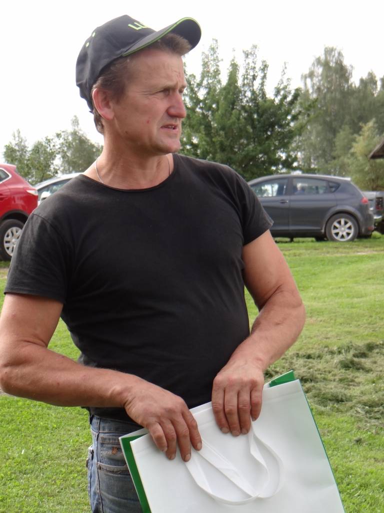 “Vilnis ir gudrs vīrs, viņam tā ir sirdslieta,” tā par dārzeņu audzētāju Vilni Vehi, kas šovasar uzņēmās veikt izmēģinājumu savā kāpostu laukā, saka Lauku dienas dalībnieks Jānis Burtnieks. 