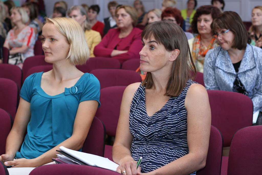 Vēl pirms jaunā mācību gada sākuma Smiltenes vidusskolas zālē Dakteru ielā uz konferenci pulcējās Smiltenes novada izglītības iestāžu pedagogi.
