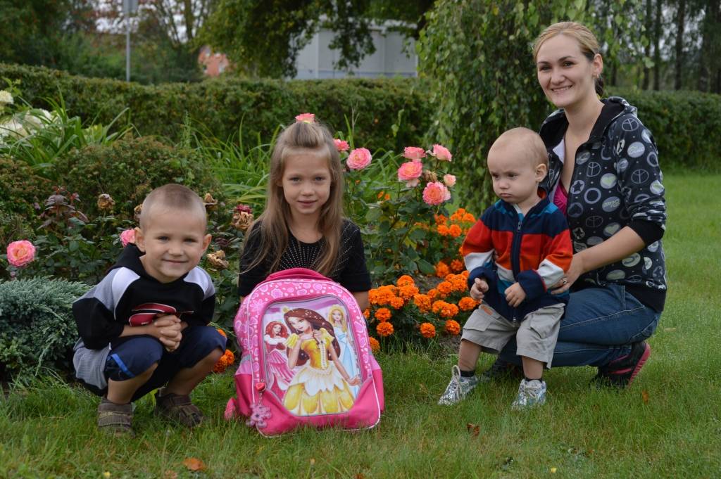 Ja fotogrāfijā jābūt Zinību dienas noskaņai, tad galvenā noteikti ir krāšņā pirmā skolas soma. Par to līdz ar māsu – Blomes pamatskolas pirmklasnieci Tīnu Karīnu Judenkovu – priecājas arī brāļi Daniels (no kreisās) un Oskars.                                                                                                                
Autors:  SARMĪTE OZOLA