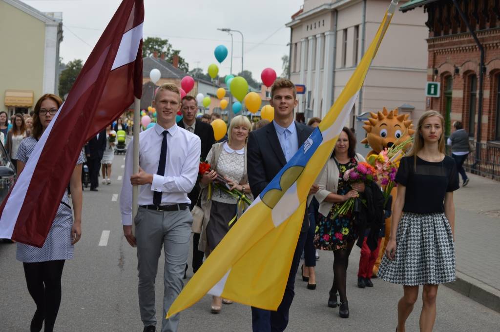 2016./2017. mācību gada pirmā diena paliks Smiltenes vēsturē, jo tā bija arī pirmā skolas diena jaunizveidotajā Smiltenes vidusskolā. Tāpat pirmo reizi Zinību dienu skolēni, viņu vecāki un pedagogi svinēja nevis skolā vai pie tās, bet Smiltenes “sirdī” - Baznīcas laukumā, no kura uz izglītības iestādi vēlāk devās gājiens.                                                                                                                                                                                                                   
Autors: FOTO: SANDRA PĒTERSONE 