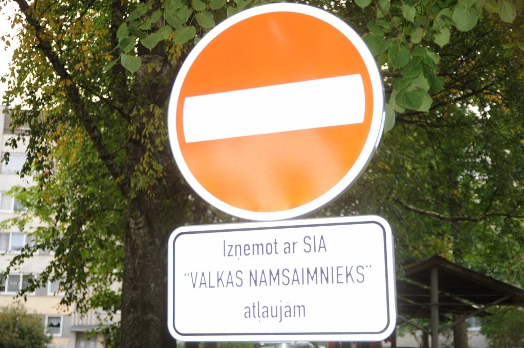 Lai ierobežotu svešu automašīnu novietošanu Merķeļa ielas 13. daudzdzīvokļu nama pagalmā, pie iebraucamā ceļa abos mājas galos ir uzstādīta ceļa zīme “Iebraukt aizliegts” ar papildzīmi “Izņemot ar SIA “Valkas Namsaimnieks” atļaujām”.                                                                                                                                                   
Autors:   INGA KARPOVA