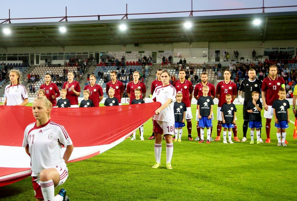 Draudzības spēles svinīgajā atklāšanas ceremonijā profesionālos futbolistus laukumā pavada bērni.                                                                    
Autors:  NO BJSS ARHĪVA