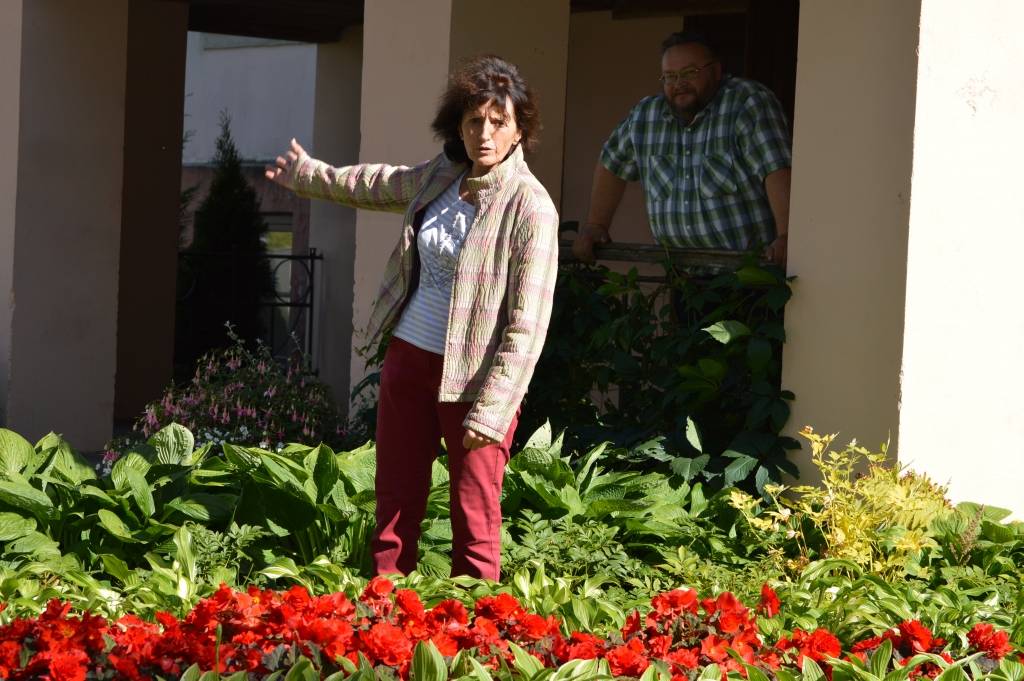 “Skaisti!” uzslavē blomēniete Zigeta Vīķele. Viņai atšķirībā no Vitauta Celma, kuram šeit ir darba vieta, jaunumus stādījumu bagātībā sanāk aplūkot retāk.                                                                                                      
Autors:  SARMĪTE OZOLA 