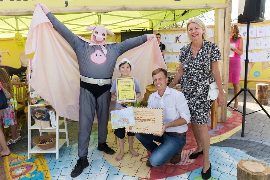 Zīmējumu konkursā “Uzzīmē koka Cūkmenu” uzvarēja astoņgadīgais Regnārs Rubuls no Jelgavas. Viņš balvā saņēma draugu ballīti AS “Latvijas valsts meži” dabas parkā Tērvetē kopā ar Cūkmenu.
