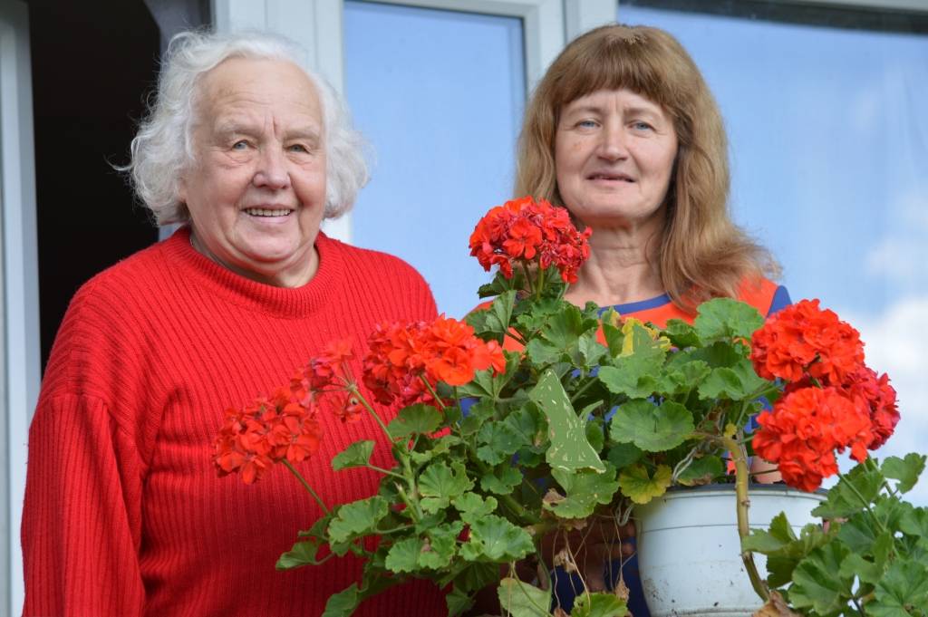Blomēnietes Ilona Zandmane (no labās) un Austra Jurģēna no savu dzīvokļu mājas balkoniem ar gandarījumu noraugās krāsu bagātībā, kas nomainās no pavasara līdz pat vēlam rudenim.                                   
Autors:  SARMĪTE OZOLA