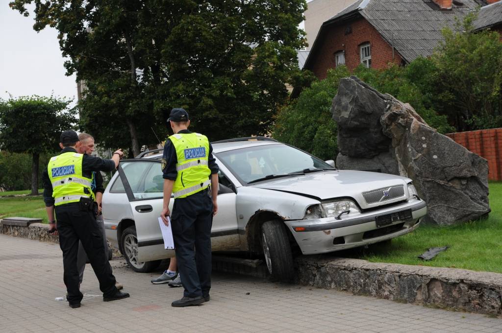 Vakar valcēnieši, dodoties uz darbu, pie pilsētas kultūras nama pamanīja neierastu skatu - pārgalvīga autobraucēja vadīts auto bija noskrējis no ceļa braucamās daļas. Par laimi, negadījumā necieta ne cilvēki, ne arī pilsētai nozīmīgais piemiņa akmens.                                                                                                                               
Autors:  INGA KARPOVA