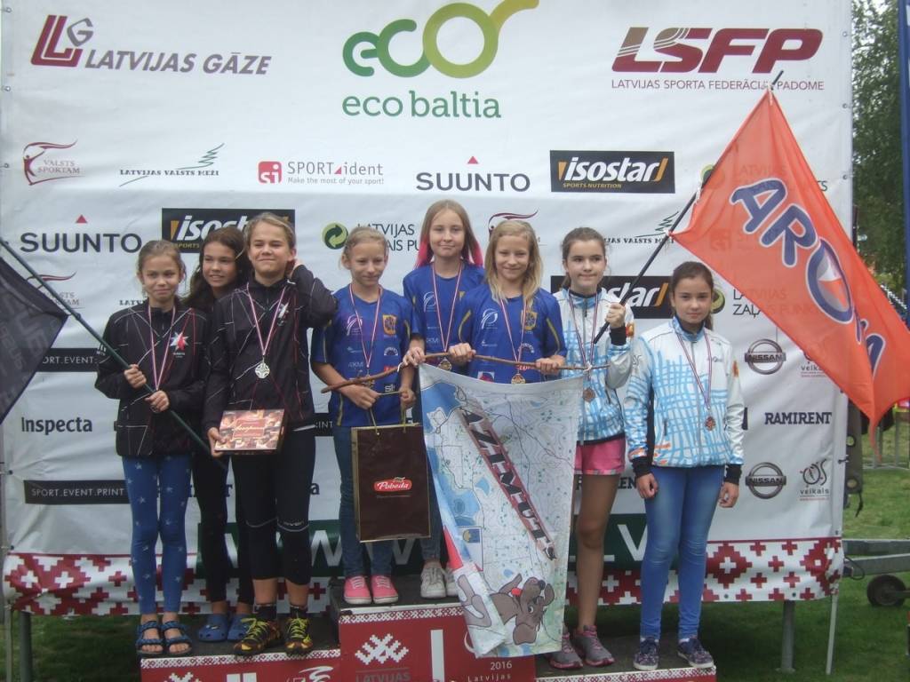 Lieliski Latvijas čempionātā orientēšanās sportā stafetēs startēja Smiltenes sporta skolas meiteņu komanda (uz 1. vietas pjedestāla ar “Azimuta” karogu): Anda Jaunmuktāne, Madara Celma un Agnese Jaunmuktāne. Sīvā konkurencē meitenes izcīnīja zelta medaļas.                                                                                                        
Autors:  MĀRIS STABIŅŠ