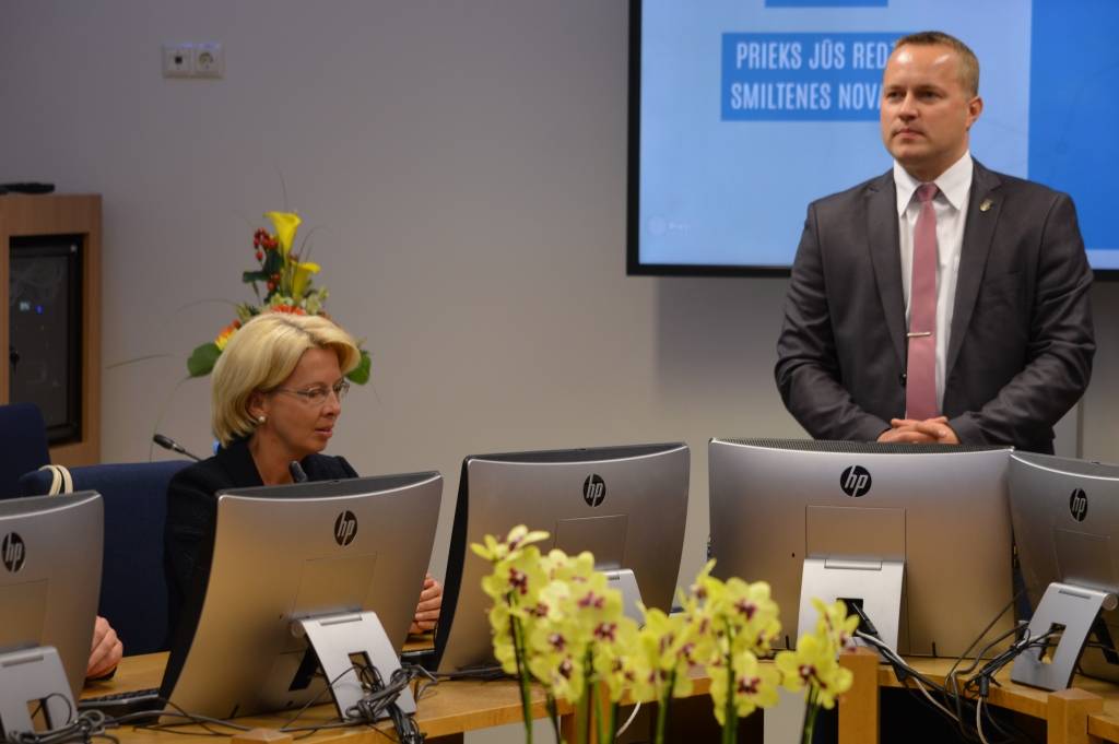 Smiltenē, kur ir pozitīva demogrāfiskā situācija un attīstīta uzņēmjdarbība, trūks brīvu mājokļu, tāpēc ir nepieciešams valsts atbalsts. Tā ir viena no problēmām, uz kuru Saeimas priekšsēdētājai Inārai Mūrniecei viņas vizītes laikā Smiltenē norādīja novada mērs Gints Kukainis. 

Autors:  SANDRA PĒTERSONE