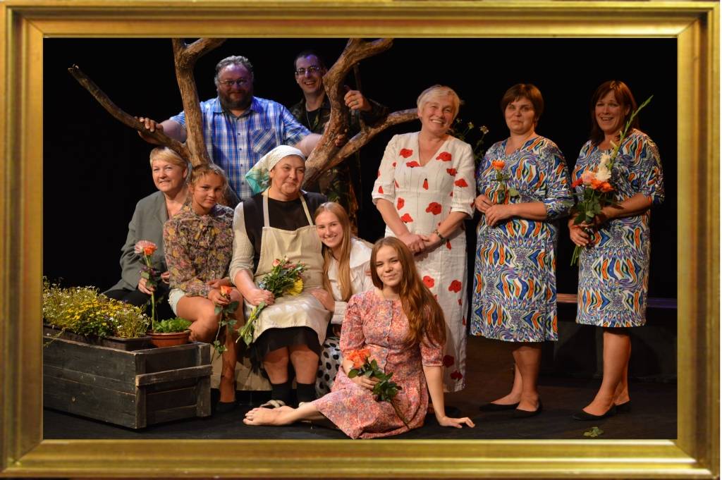 Oma Veronika Zummberga (Lolita Plūme, sēž centrā) ar savējiem – Melita (Guntra Dūle, no kreisās), Daila (Ieva Celma), Trauta (Laura Nulle), Selga (Arta Valentinoviča). Stāv no kreisās – Oļģerts (Vitauts Celms), Modris (Mārtiņš Kalns), režisore Gita Skadiņa, Viktorija (Ginta Nulle) un Gaida (Dace Celma). 

Autors:  SARMĪTE OZOLA
