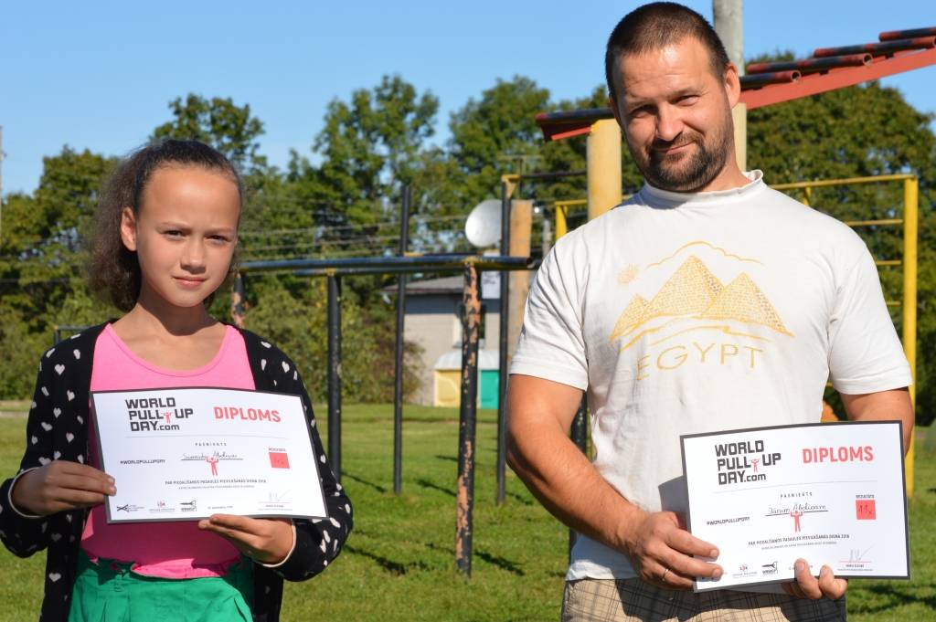 Palsmanietis Jānis Āboliņš un viņa meita Samanta Pasaules pievilkšanās (agrāk – Spēka) dienā piedalījās pirmo reizi. Iepatikās, un tagad viņi ir apņēmušies trenēties un nākamgad iziet uz vēl labāku rezultātu.  

Autors:  SANDRA PĒTERSONE