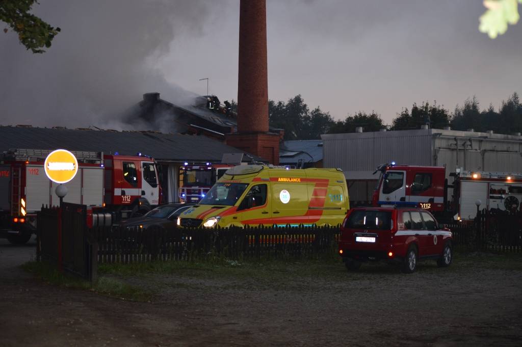 Notikuma vietā pie uzņēmuma “Smiltenes koks” strādāja glābēji no Smiltenes un tuvējiem novadiem. Dežurēja arī mediķi, bet policijas darbinieki rūpējās, lai ceļu satiksmes dalībnieki netraucētu glābēju darbu. 

Autors:  SARMĪTE OZOLA