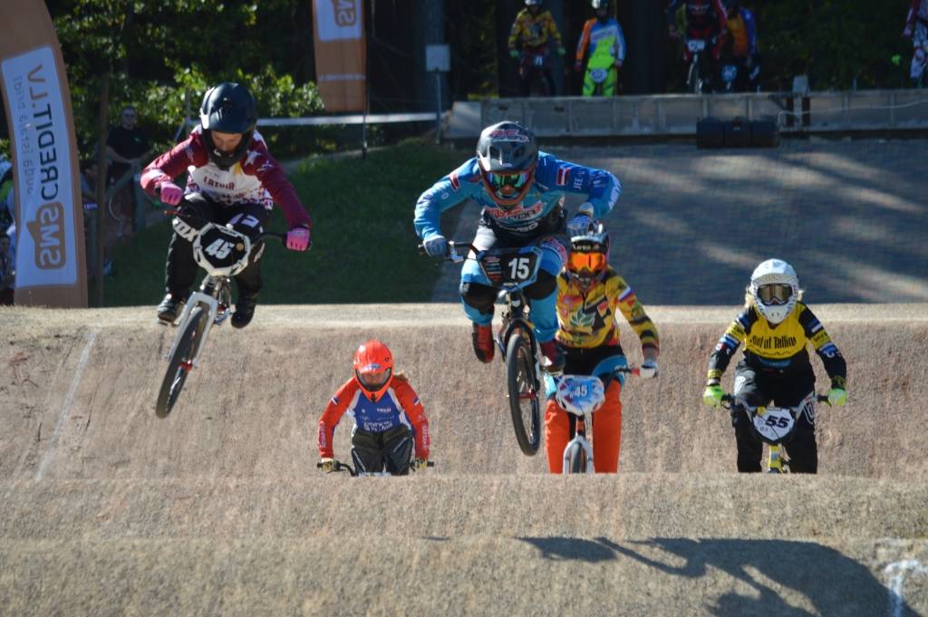 Aizvadītās nedēļas nogalē Smiltenes novada Silvas BMX trasē norisinājās “SMScredit.lv BMX čempionāta” sezonas noslēdzošais, astotais, posms, pulcējot dažāda vecuma un meistarības braucējus no Latvijas, Lietuvas un Igaunijas. Elites un junioru apvienotajā meiteņu grupā, uzvarot visos braucienos, nepārspēta palika Smiltenes sporta skolas audzēkne un BMX kluba “Silvas Ziķeri”  braucēja Vineta Pētersone (attēlā ar Nr. 15).  
                                                                                                                                                                                                                                            
Autors:  SANDRA PĒTERSONE