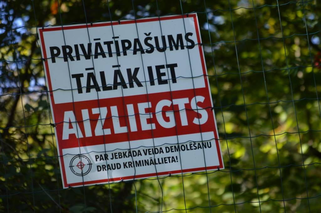 Ne vienu vien smiltenieti pārsteidzis tas, kāpēc taciņai uz Lazdukalnu no Parka ielas puses  tagad priekšā ir sēta un šāds brīdinošs uzraksts. 