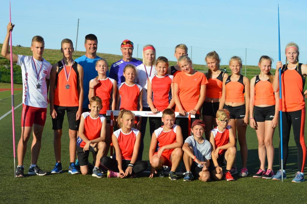 Smiltenes sporta skolas vieglatlētu, treneru Guntara Marksa un Ingara Grēna audzēkņu,  izlase sevi lieliski apliecinājusi starptautiskās Eiropas mēroga sacensībās Čehijā. Zelta medaļu izcīnīja Marta Marksa (3. rindā otrā no labās), sudraba medaļas - Dāvis Krauklis (2. rindā pirmais no kreisās) un Mareks Baumanis (blakus). Augstvērtīgi rezultāti ir arī citiem sportistiem.                                                                                                                         
Autors:  SANDRA PĒTERSONE