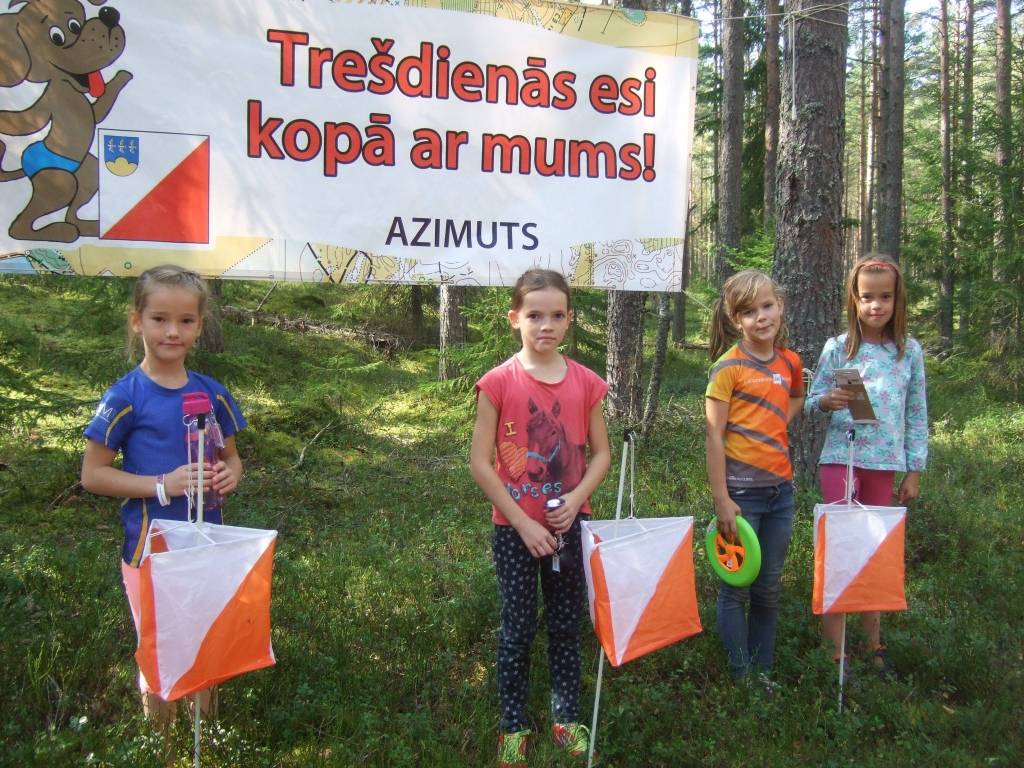 Cīņā par “8CBR” kausu OK “Azimuts” vadītājs Aldis Lapiņš īpaši uzteic jaunāko grupu sportistus par labajiem rezultātiem. S8 grupā uzvarēja Kitija Abula (vidū), 2. vietā - Anna Godiņa (no kreisās), 3. -  Elīna Bačka. 

Autors:  MĀRIS STABIŅŠ