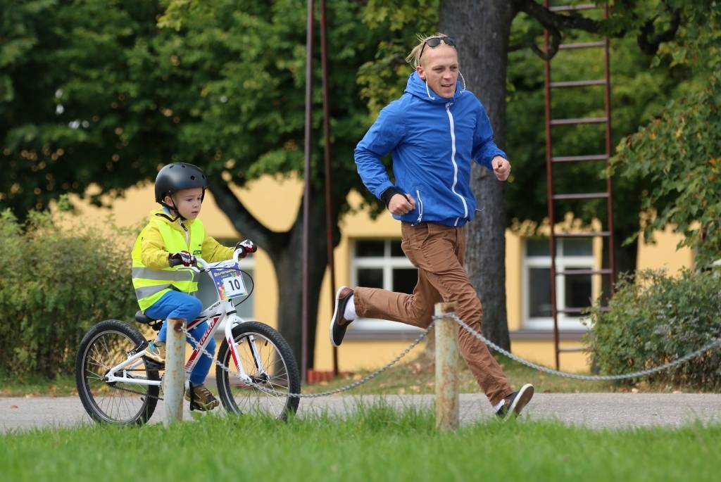“Cerību kausa” ietvaros notika arī aizraujošās “#BeActive” bērnu riteņbraukšanas sacensības, kurās jau otro gadu piedalās smiltenietis Kristers Purmalis, kuram trasē līdzi devās tētis Mikus Purmalis. Zēns uzvarēja.