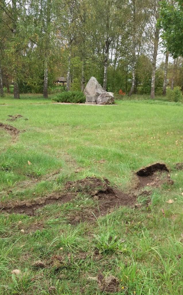 Līdz šim Valkā nekas tāds vēl nebija noticis. Vandaļi jau sākuši savus nelietīgos darbus īstenot latviešu tautai svētā vietā – apkārtnē pie piemiņas akmens 1941. gadā uz Sibīriju izsūtītajiem.                                
Autors: ACULIECINIECES FOTO