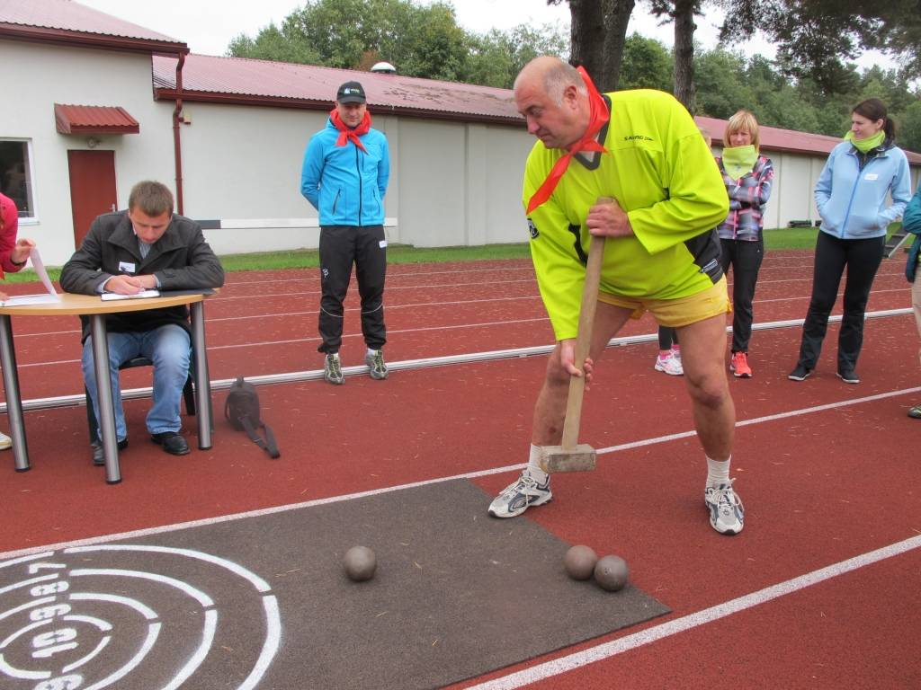 Katru gadu Valkas un Valgas Uzņēmēju sporta dienā valda ne tikai sportisks azarts un draudzība, bet arī dzirkstīgs humors. To rada arī interesantās sporta sacensības. “Ziemeļlatvija” fiksējusi mirkli, kurā Valkas novada domes izpilddirektora vietnieks Guntis Bašķis mēģina būt pats precīzākais un trāpīgākais.                                                                       
Autors:   INGA KARPOVA