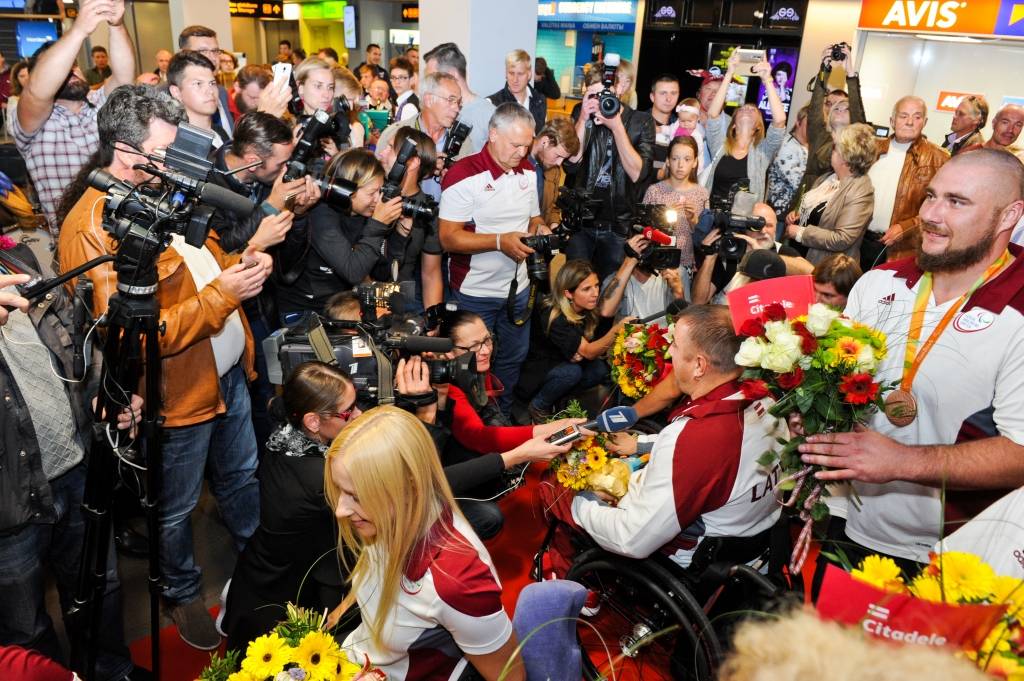 Tikko pēc atgiešanās Latvijā Ievu Melli, tāpat kā pārējos paraolimpiešus, gaidīja līdzjutēji un tuvinieki – ziedi, smaidi un apskāvieni.        

Autors:  RAITIS PURIŅŠ