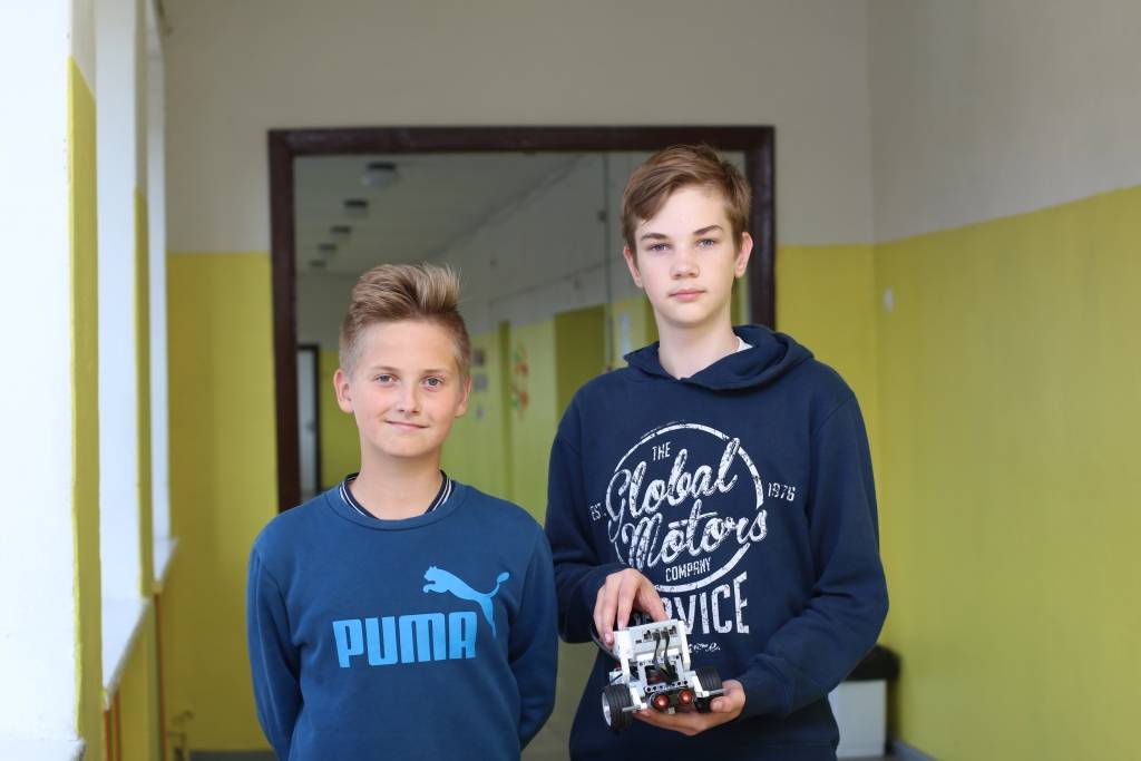 Smiltenes vidusskolas 7.c klases skolnieki Roberts Savickis (no kreisās) un Miks Matīss Liepiņš pirmajā nodarbībā ne tikai uzbūvējuši Lego robota pamatu, bet arī izpētījuši, cik daudz ieguvumu darbošanās robotikas pulciņā var sniegt viņu personiskajā izaugsmē.    